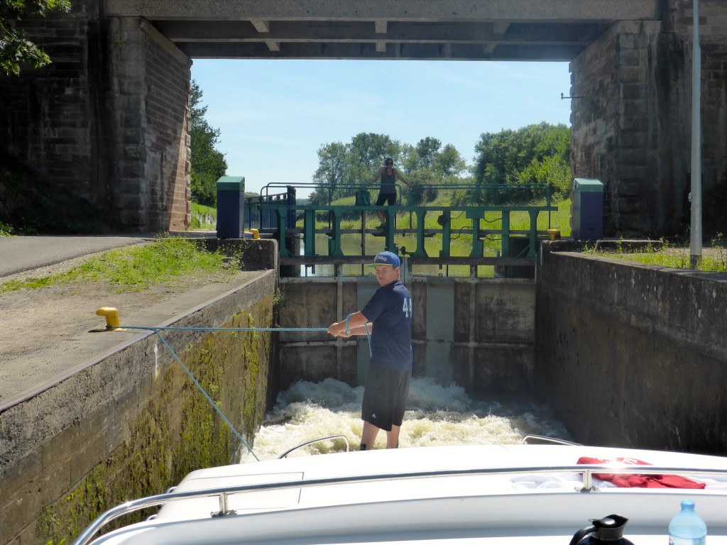 Each lock was remote controlled by a signal about 100 meters prior to the lock. Once in the lock you had to reach over to the sie of the lock and push up on a pole to get the gates to close behind you. Once the water was at the right level, the forward gates open and you cruised out.
